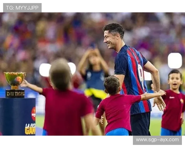 莱万多夫斯基转会费总和创纪录，成足坛新标杆