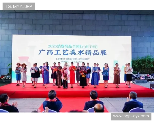 斯托克城红白陶器:展现传统工艺与现代体育文化融合 斯托克城红白陶器:展现传统工艺与现代体育文化融合