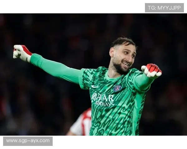 意大利门神多纳鲁马力挽狂澜,助球队逆转取胜引全场欢呼 意大利门神多纳鲁马力挽狂澜,助球队逆转取胜引全场欢呼